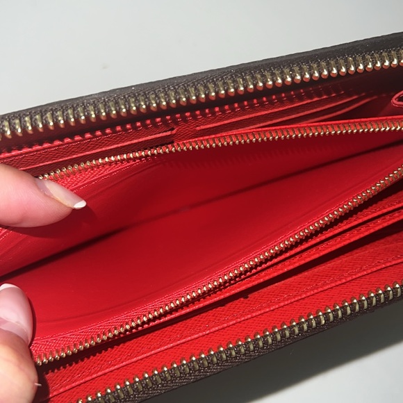 Louis Vuitton Monogram Zippy Wallet. Poppy interior - Picture 4 of 6